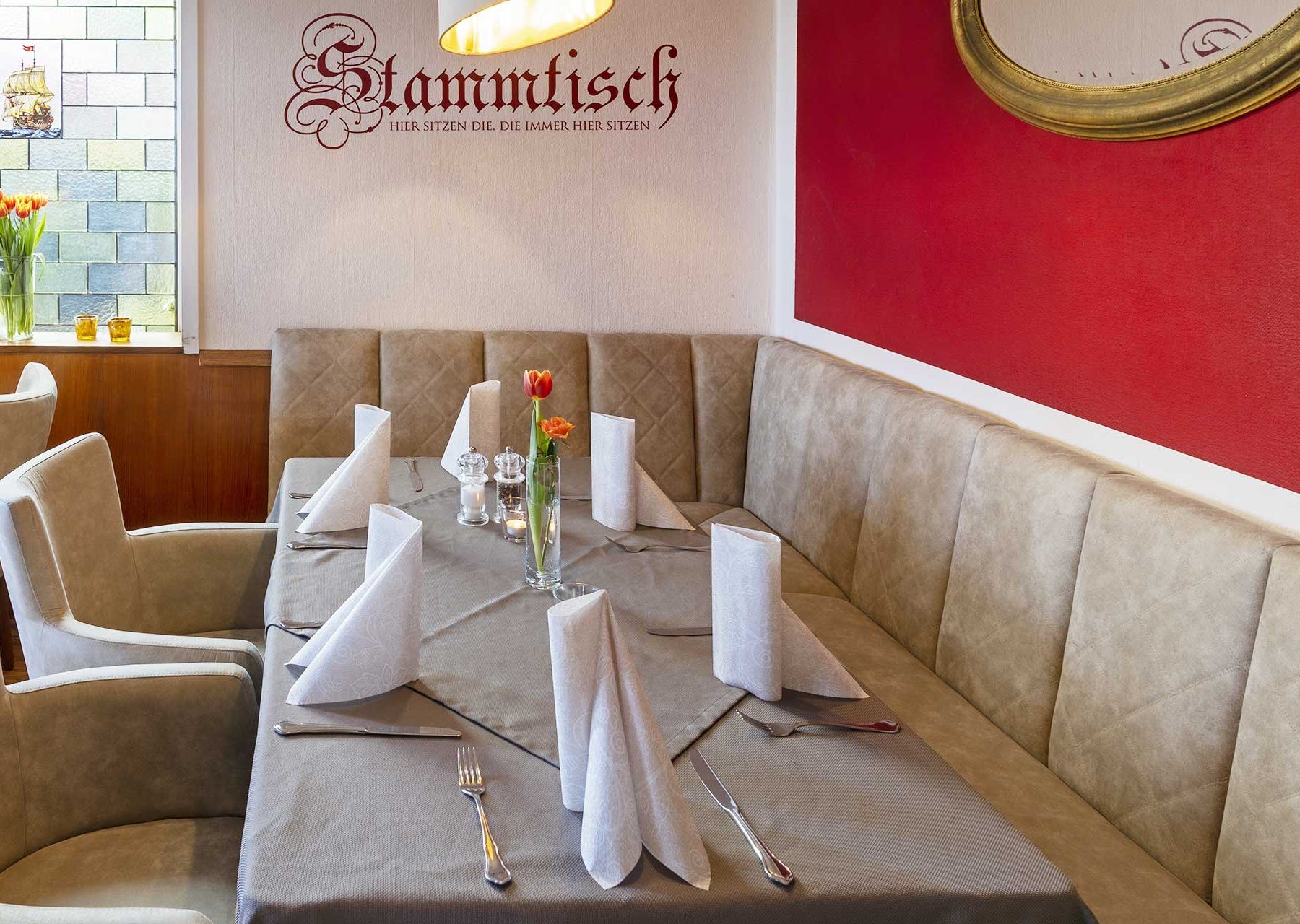 Stammtisch im Restaurant schön eingedeckt.